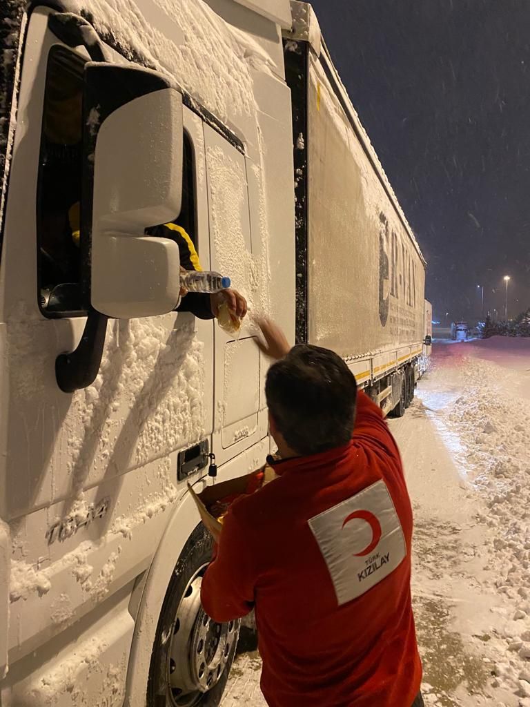 Bolu'da bekletilen kamyon ve tırların sürücülerine kumanya dağıtılıyor 5