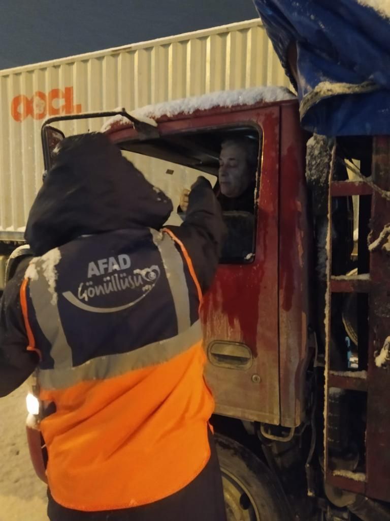 Bolu'da bekletilen kamyon ve tırların sürücülerine kumanya dağıtılıyor 6