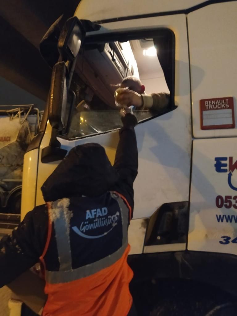 Bolu'da bekletilen kamyon ve tırların sürücülerine kumanya dağıtılıyor 8