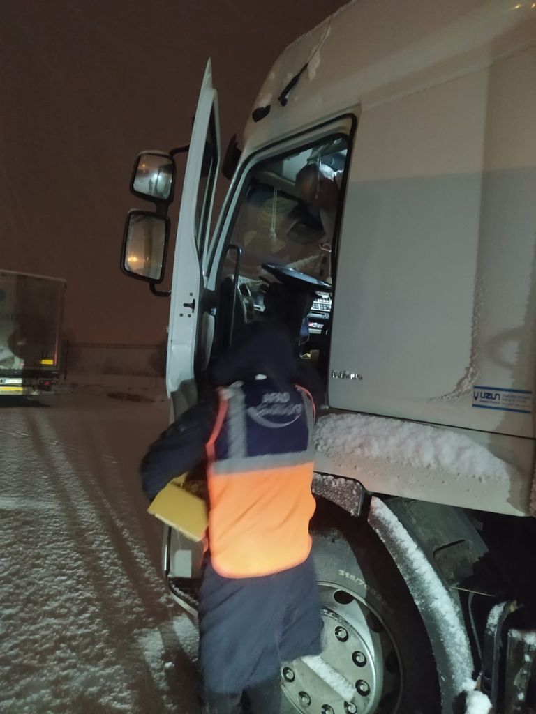 Bolu'da bekletilen kamyon ve tırların sürücülerine kumanya dağıtılıyor 9