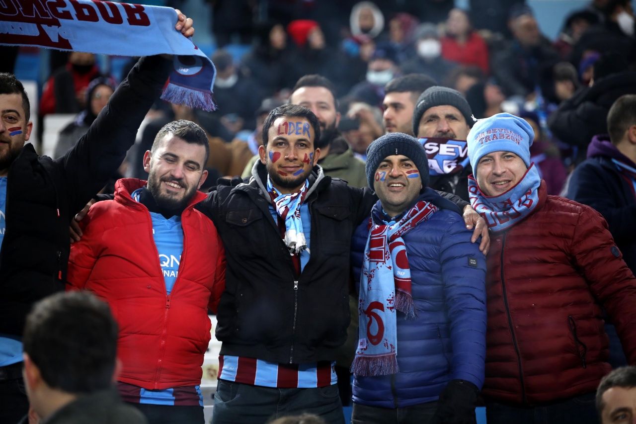 Trabzonspor taraftarları Göztepe maçında soğuk havaya rağmen statta boş koltuk bırakmadı 11