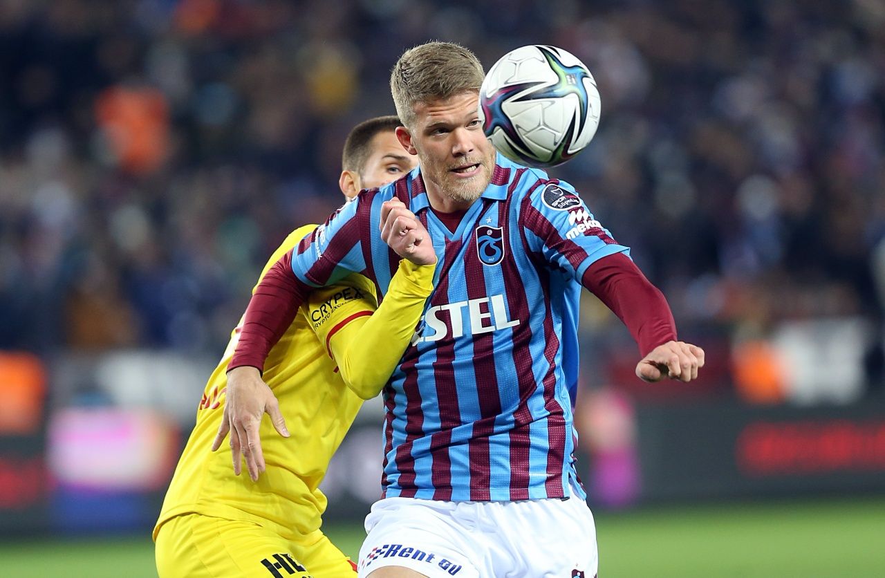 Trabzonspor taraftarları Göztepe maçında soğuk havaya rağmen statta boş koltuk bırakmadı 7