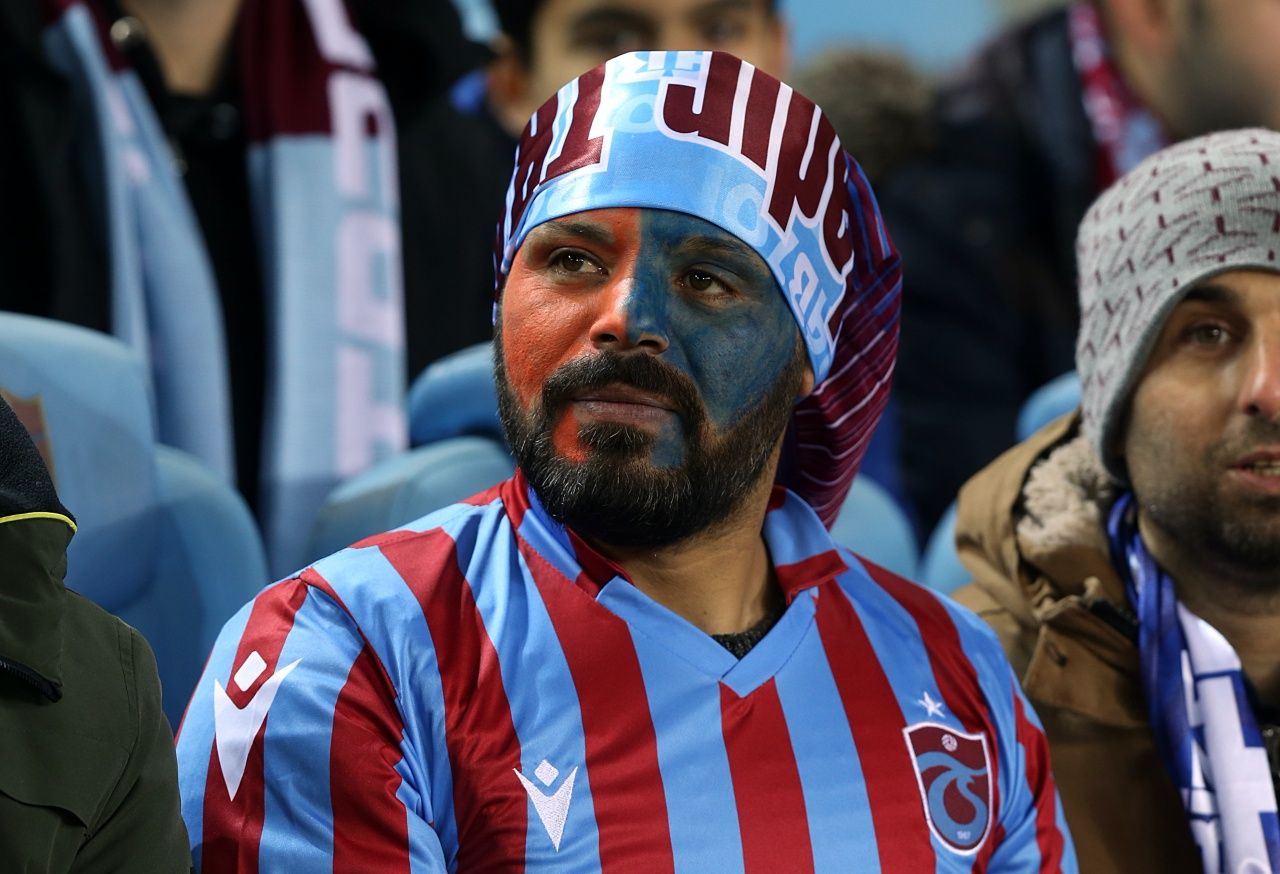 Trabzonspor taraftarları Göztepe maçında soğuk havaya rağmen statta boş koltuk bırakmadı 1