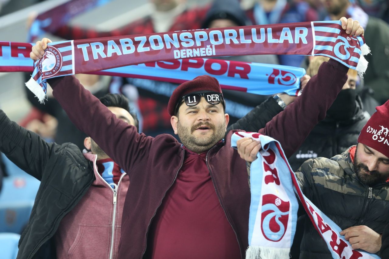 Trabzonspor taraftarları Göztepe maçında soğuk havaya rağmen statta boş koltuk bırakmadı 2