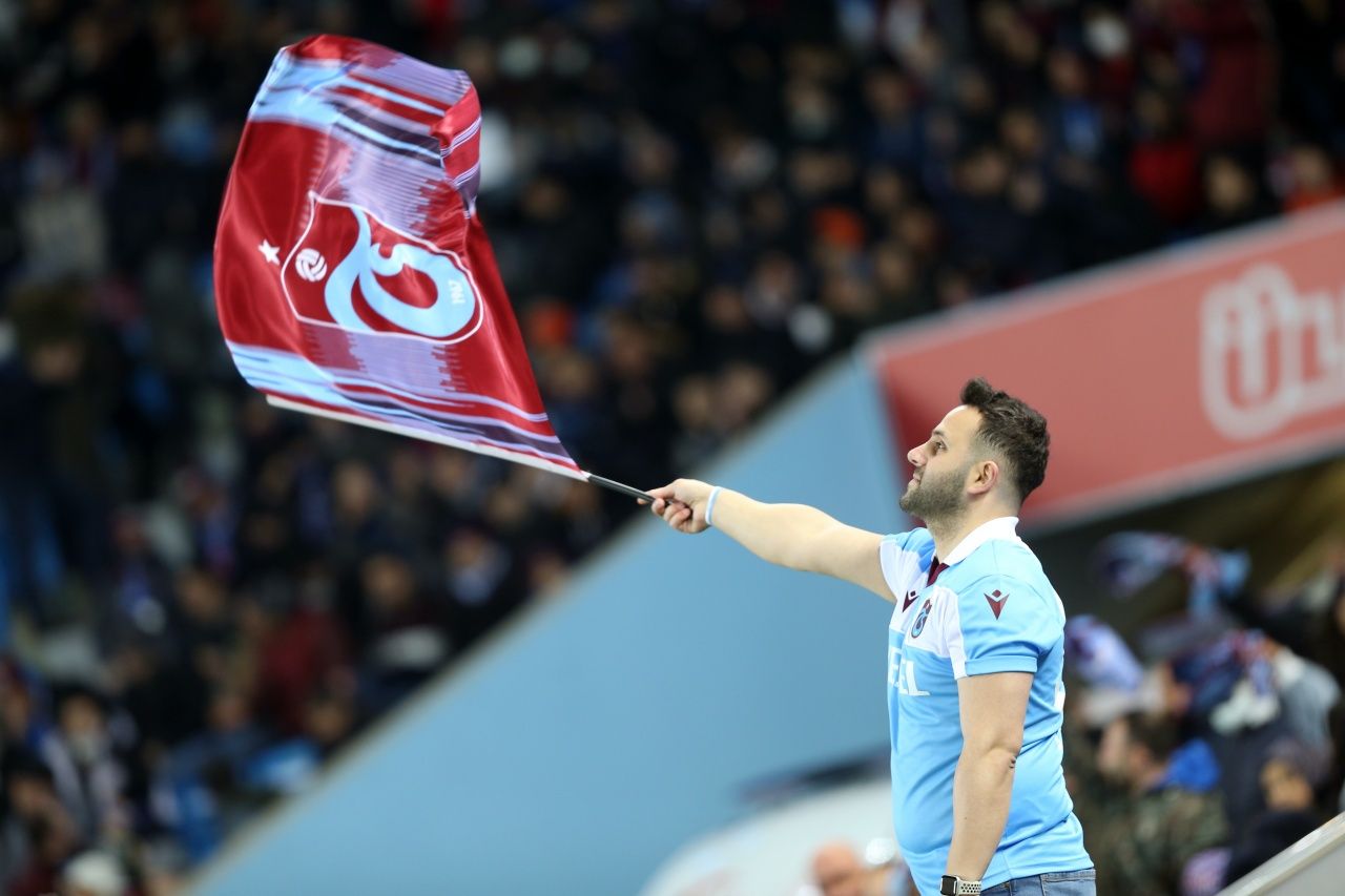Trabzonspor taraftarları Göztepe maçında soğuk havaya rağmen statta boş koltuk bırakmadı 3