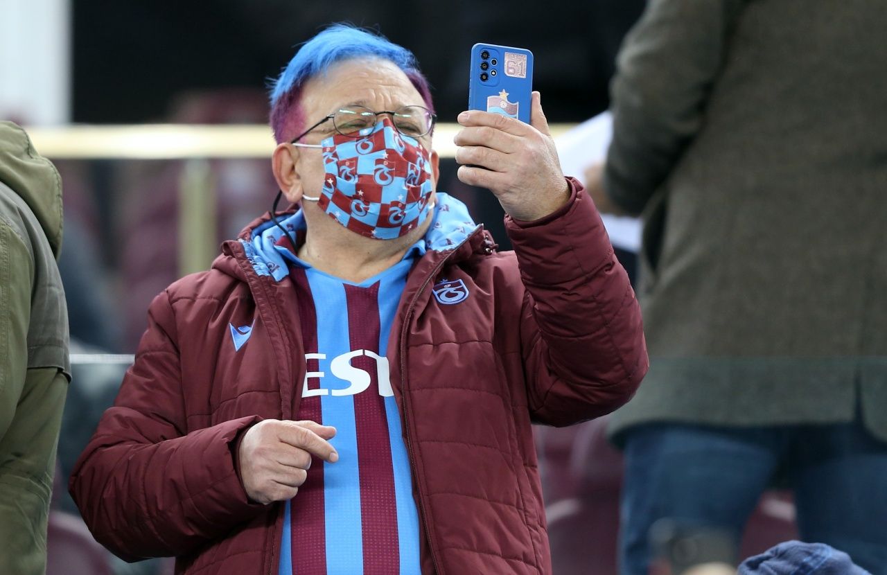 Trabzonspor taraftarları Göztepe maçında soğuk havaya rağmen statta boş koltuk bırakmadı 4