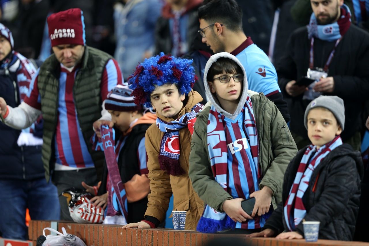Trabzonspor taraftarları Göztepe maçında soğuk havaya rağmen statta boş koltuk bırakmadı 5