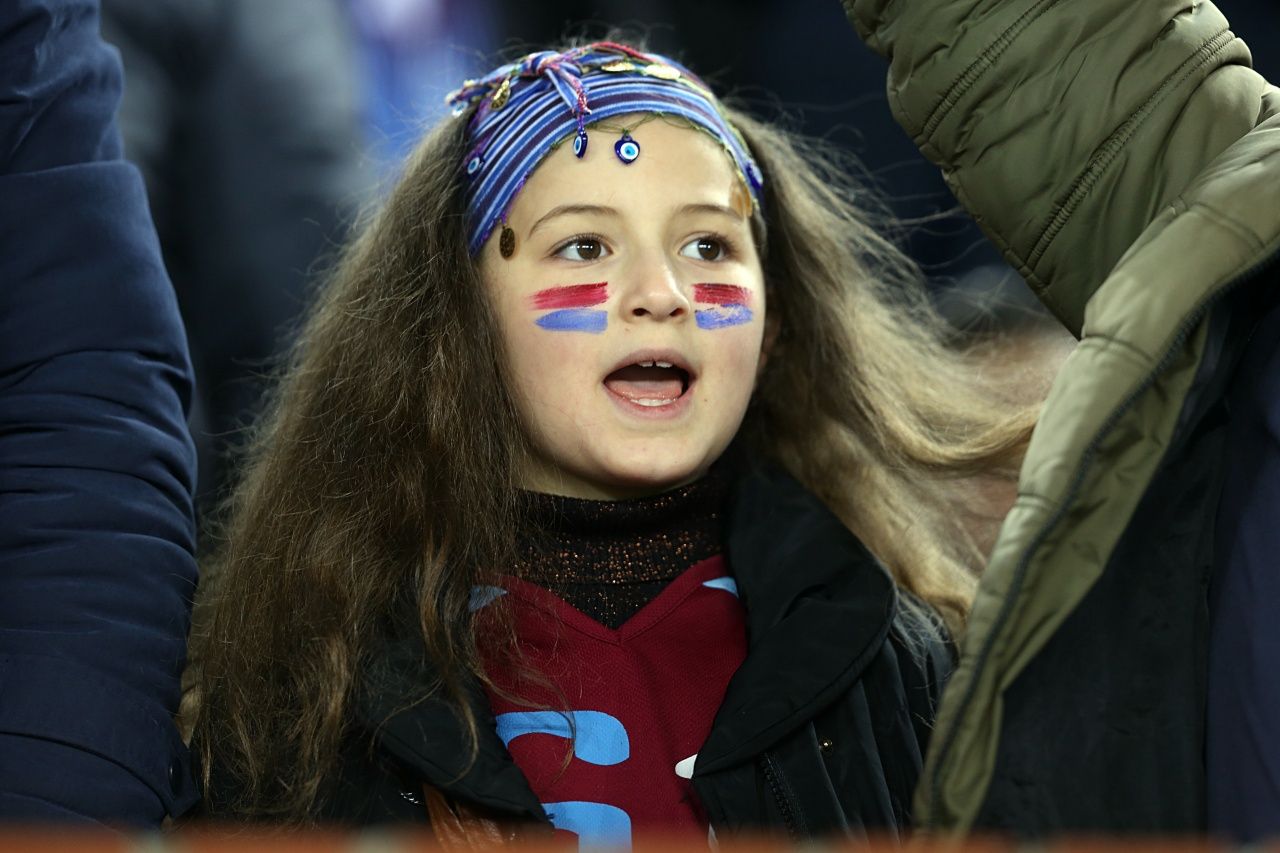 Trabzonspor taraftarları Göztepe maçında soğuk havaya rağmen statta boş koltuk bırakmadı 6