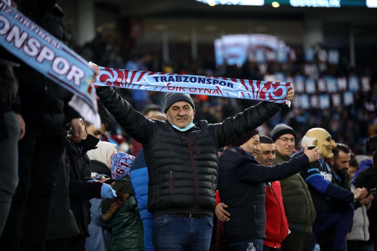 Trabzonspor taraftarları Göztepe maçında soğuk havaya rağmen statta boş koltuk bırakmadı 8
