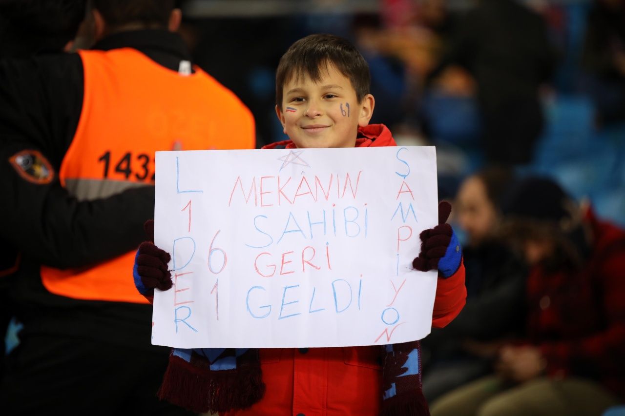 Trabzonspor taraftarları Göztepe maçında soğuk havaya rağmen statta boş koltuk bırakmadı 9