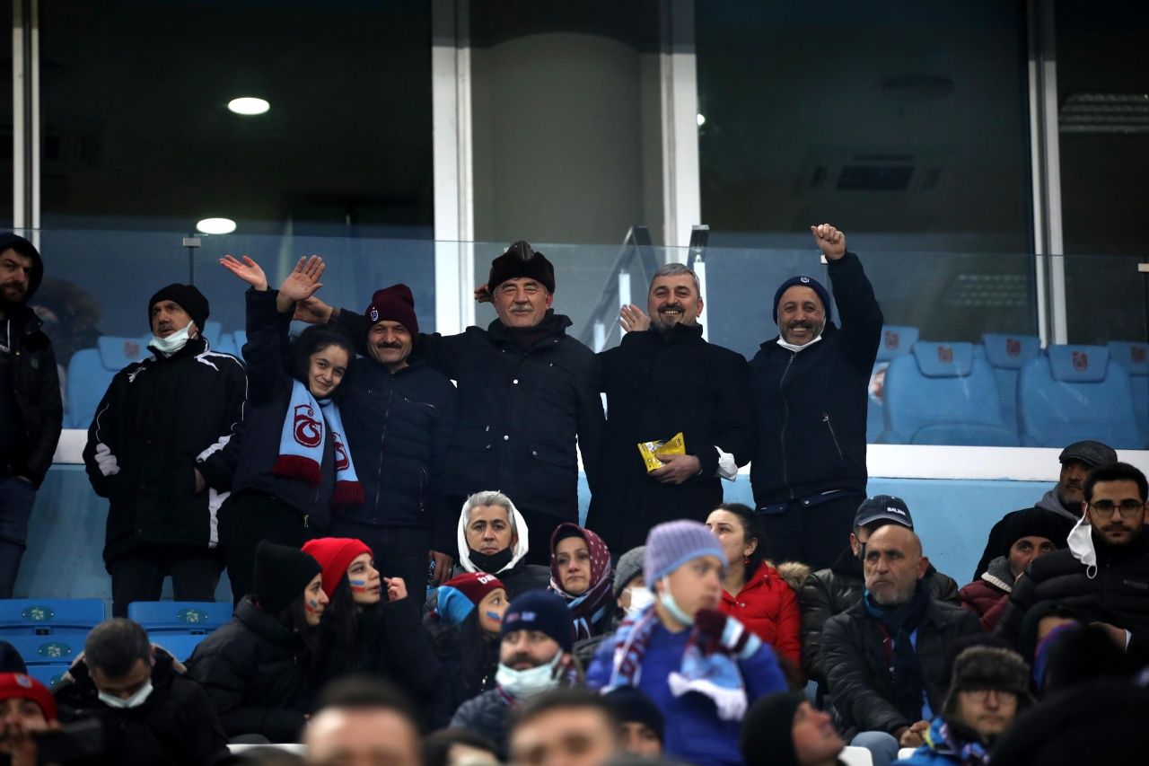 Trabzonspor taraftarları Göztepe maçında soğuk havaya rağmen statta boş koltuk bırakmadı 10