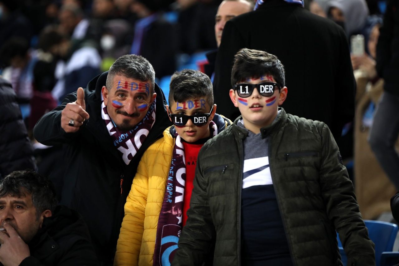 Trabzonspor taraftarları Göztepe maçında soğuk havaya rağmen statta boş koltuk bırakmadı 12