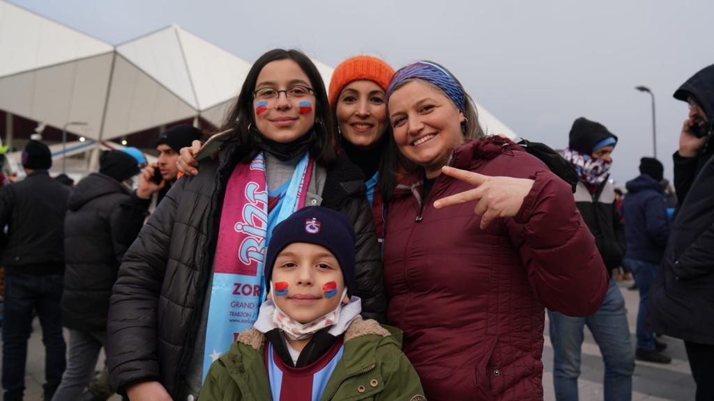 Trabzonspor taraftarları Göztepe maçında soğuk havaya rağmen statta boş koltuk bırakmadı 16