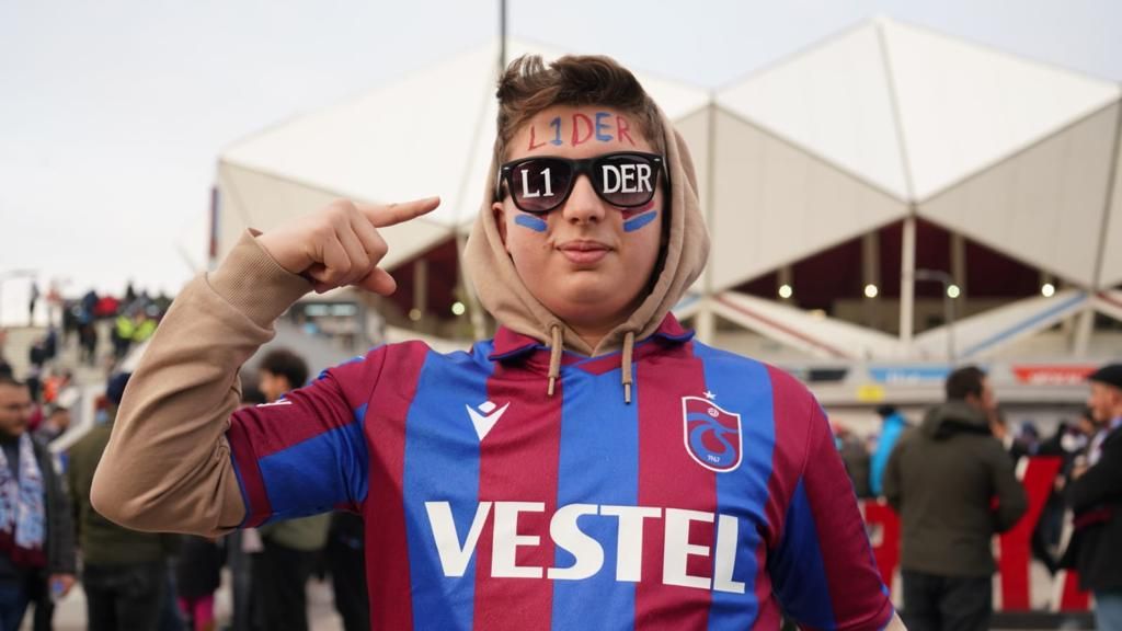 Trabzonspor taraftarları Göztepe maçında soğuk havaya rağmen statta boş koltuk bırakmadı 15