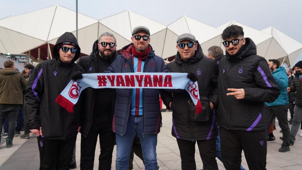 Trabzonspor taraftarları Göztepe maçında soğuk havaya rağmen statta boş koltuk bırakmadı 13