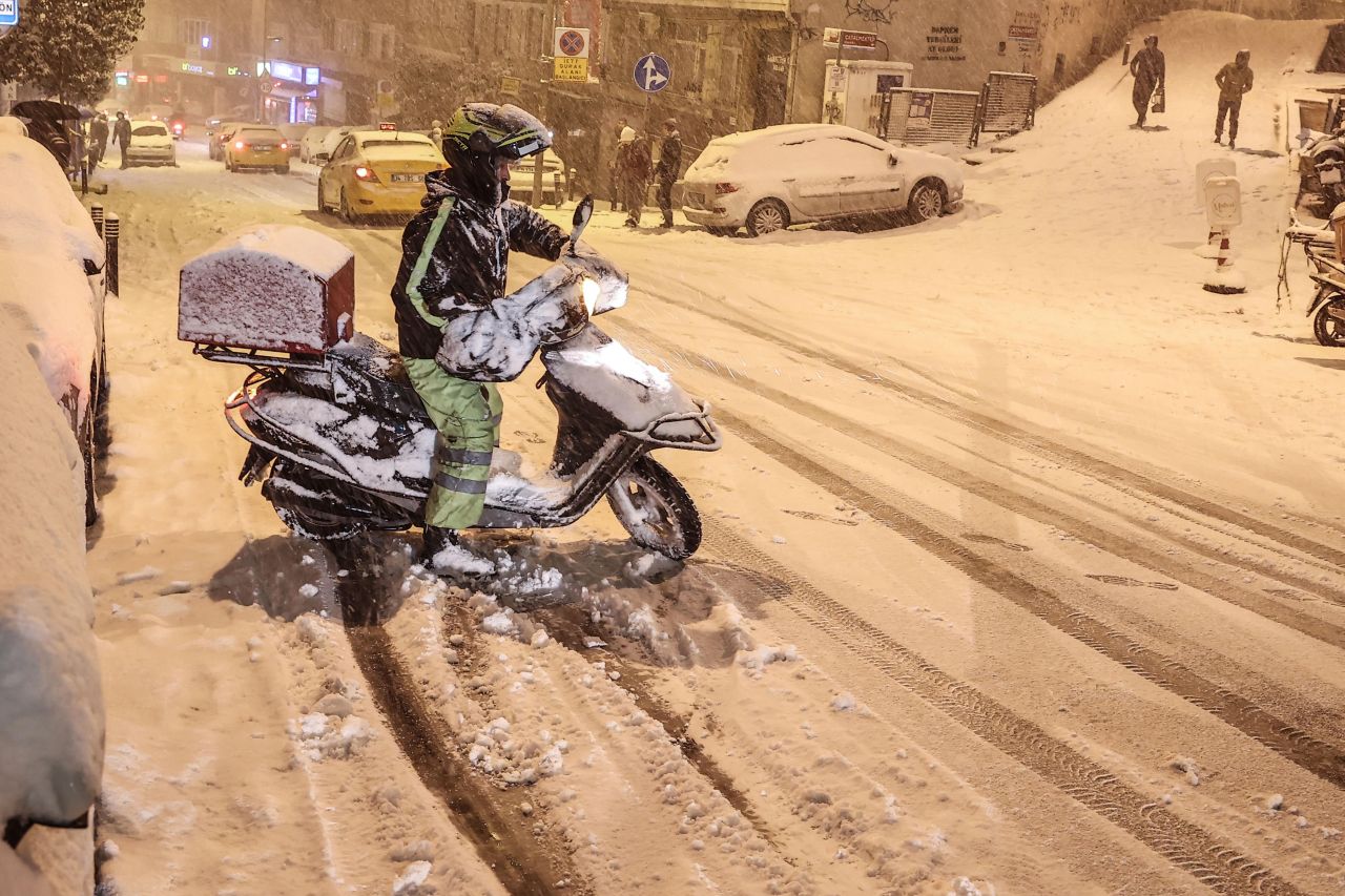 İstanbul'da kar etkisini artırarak devam ediyor! İşte kar manzaraları... 1
