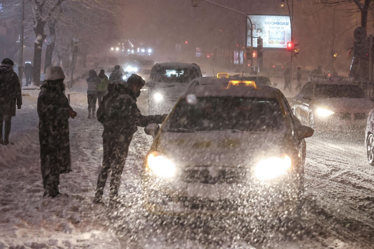 İstanbul'da kar etkisini artırarak devam ediyor! İşte kar manzaraları... 3