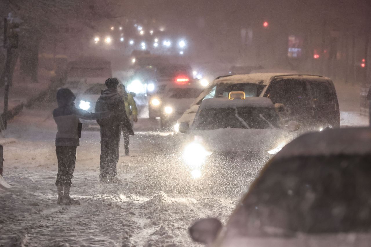 İstanbul'da kar etkisini artırarak devam ediyor! İşte kar manzaraları... 4