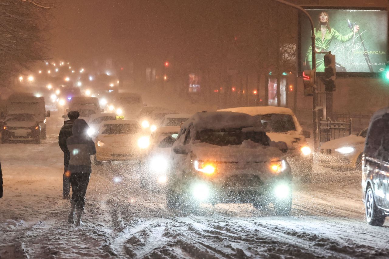 İstanbul'da kar etkisini artırarak devam ediyor! İşte kar manzaraları... 5