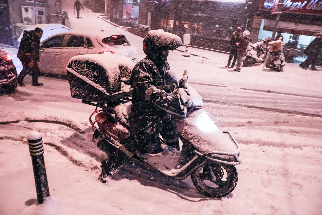 İstanbul'da kar etkisini artırarak devam ediyor! İşte kar manzaraları... 6