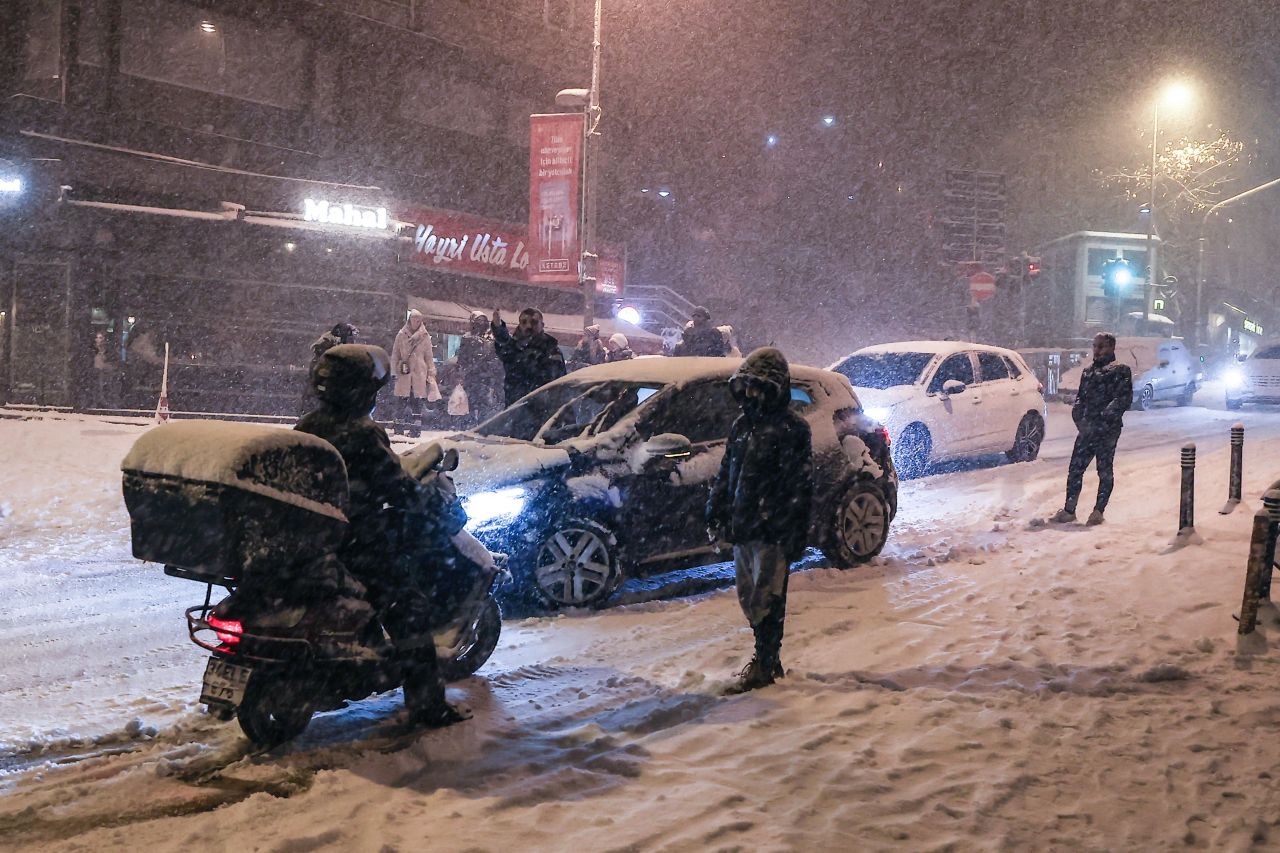 İstanbul'da kar etkisini artırarak devam ediyor! İşte kar manzaraları... 7