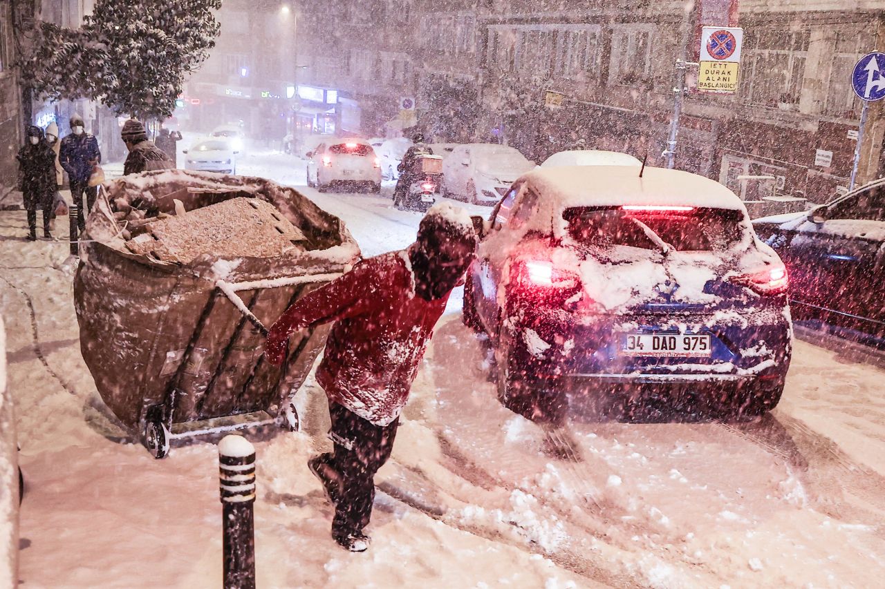 İstanbul'da kar etkisini artırarak devam ediyor! İşte kar manzaraları... 10