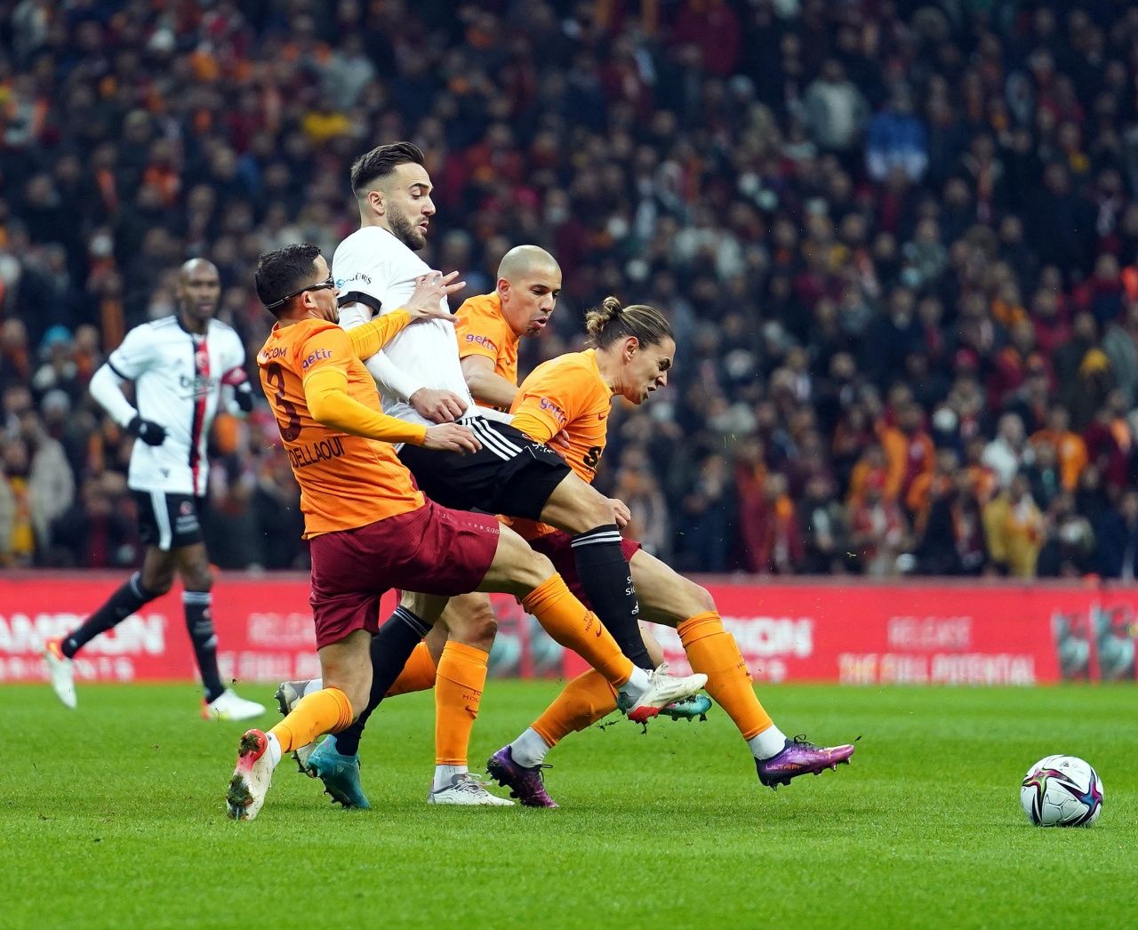 Omar Elabdellaoui Beşiktaş derbisinde çizgiden diziyle golü çıkardı, maçın gidişatını değiştirdi 1