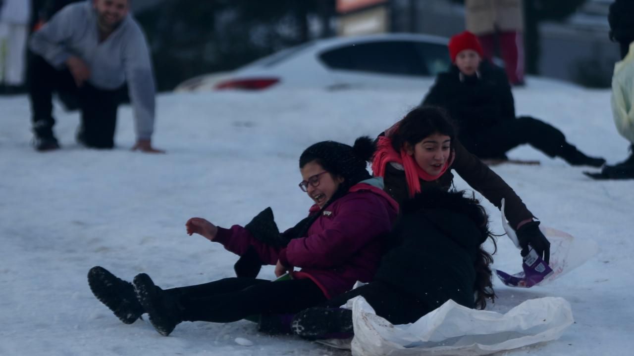 Valilikler peş peşe duyurdu: Pek çok ilde okullar tatil edildi! 13