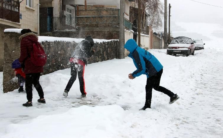 Valilikler peş peşe duyurdu: Pek çok ilde okullar tatil edildi! 2