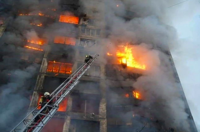Rusya'nın Kiev'e saldırıları sürüyor: Yıkım uydudan görüntülendi, bir apartman ağır hasar gördü 10