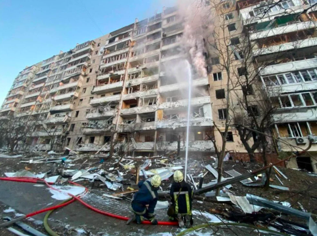 Rusya'nın Kiev'e saldırıları sürüyor: Yıkım uydudan görüntülendi, bir apartman ağır hasar gördü 7