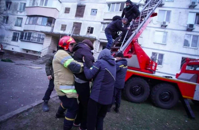 Rusya'nın Kiev'e saldırıları sürüyor: Yıkım uydudan görüntülendi, bir apartman ağır hasar gördü 11