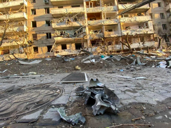 Rusya'nın Kiev'e saldırıları sürüyor: Yıkım uydudan görüntülendi, bir apartman ağır hasar gördü 8
