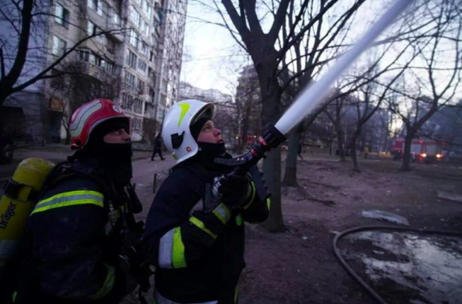 Rusya'nın Kiev'e saldırıları sürüyor: Yıkım uydudan görüntülendi, bir apartman ağır hasar gördü 14