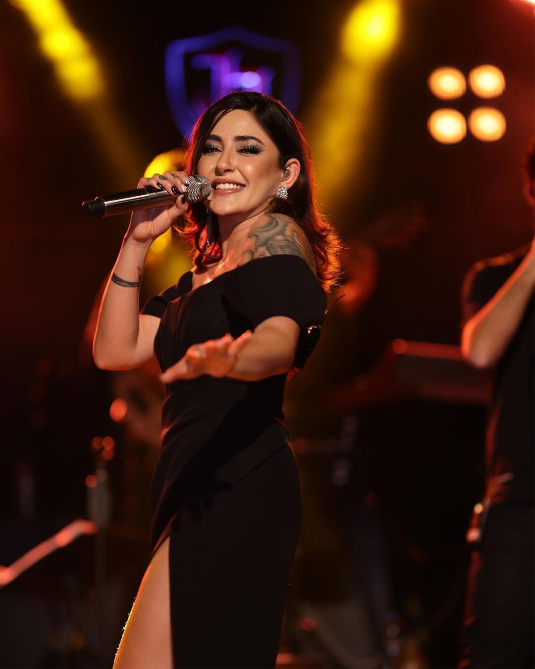 Melek Mosso'dan iddialı seçim! Siyah sahne elbisesiyle büyüledi 3