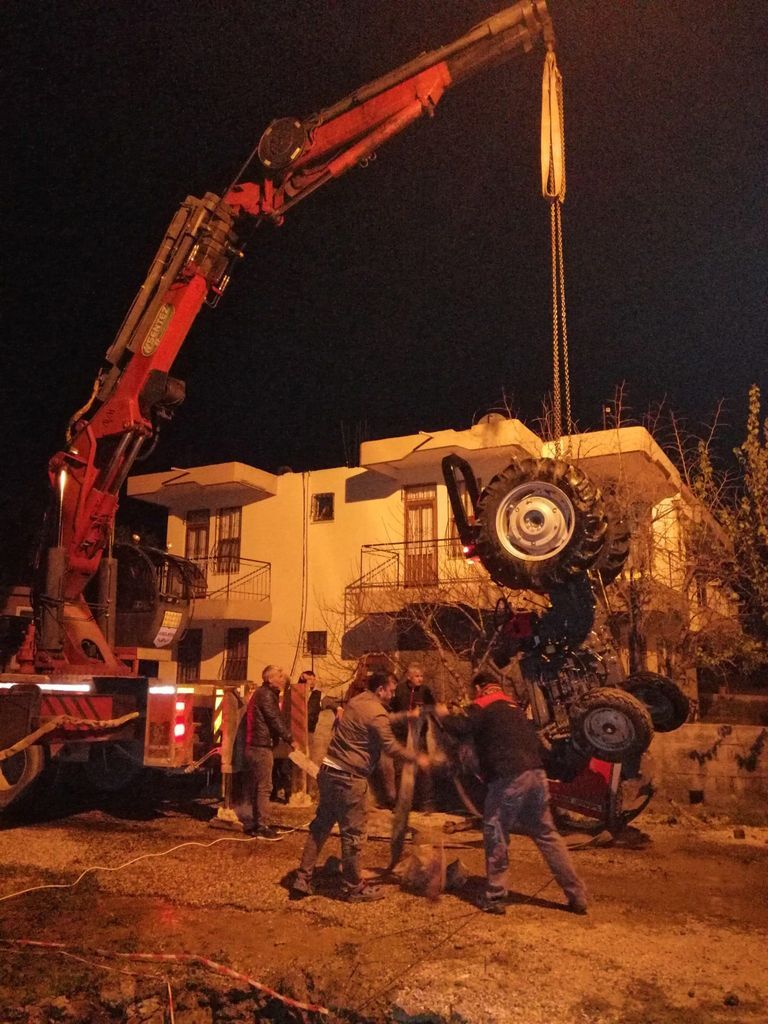 Traktörüyle 12 metrelik kuyuya düştü 1