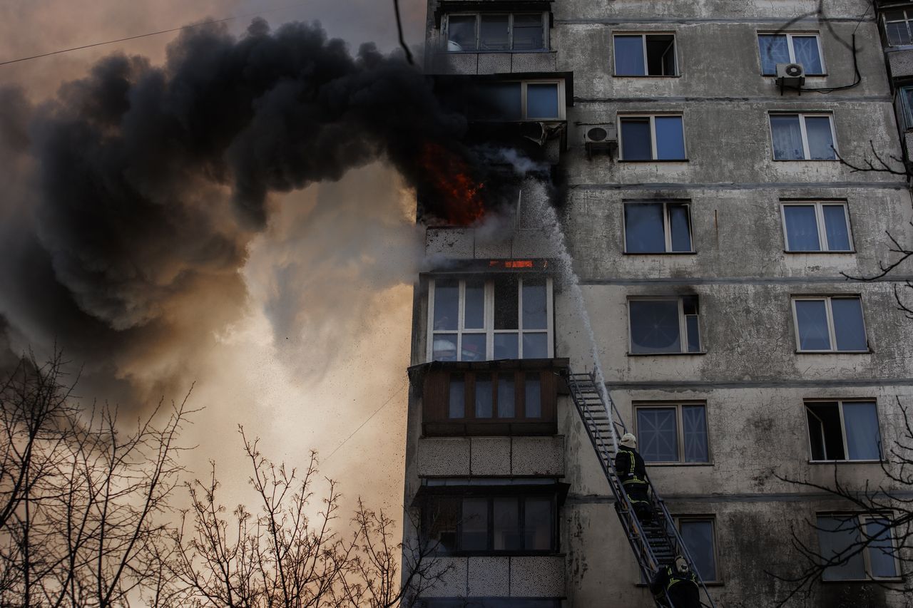 Kiev'de 16 katlı binaya top mermisi isabet etti: 4 ölü 1