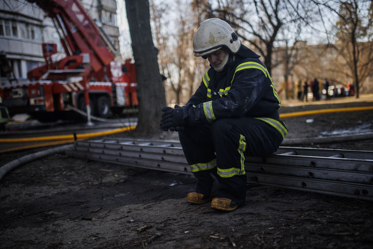 Kiev'de 16 katlı binaya top mermisi isabet etti: 4 ölü 4