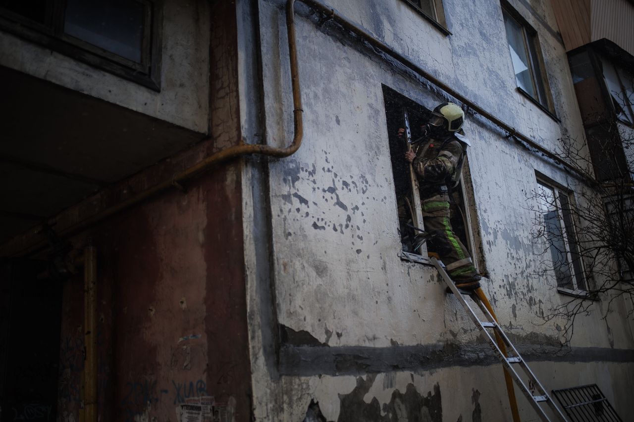 Kiev'de 16 katlı binaya top mermisi isabet etti: 4 ölü 3