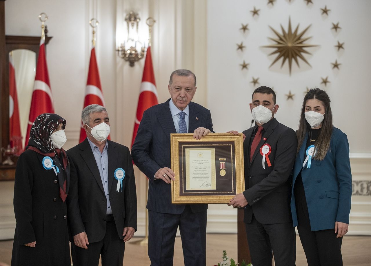Cumhurbaşkanı Erdoğan, 9 şehit yakınına Devlet Övünç Madalyası verdi! İşte o kahramanlar... 6
