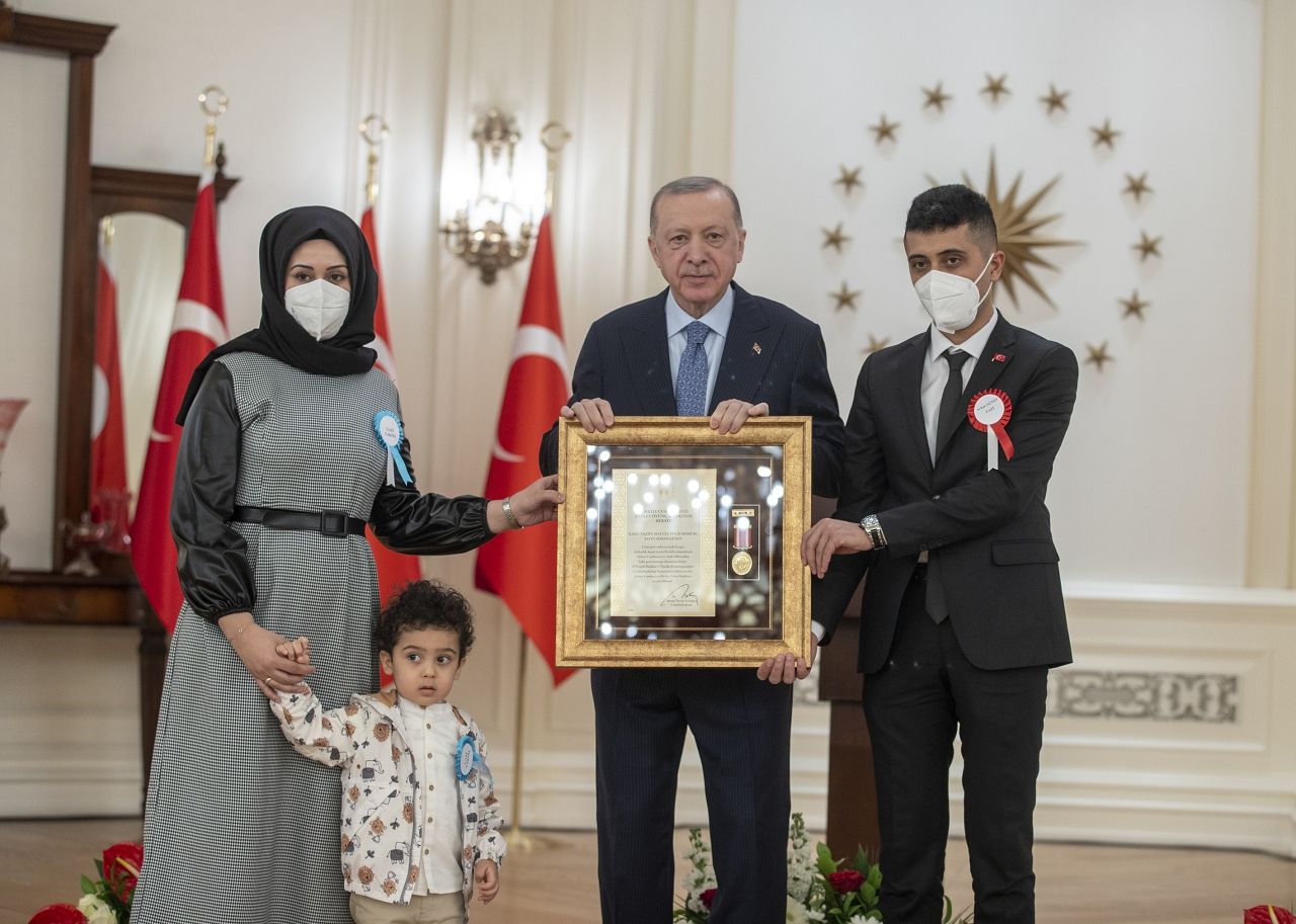 Cumhurbaşkanı Erdoğan, 9 şehit yakınına Devlet Övünç Madalyası verdi! İşte o kahramanlar... 3