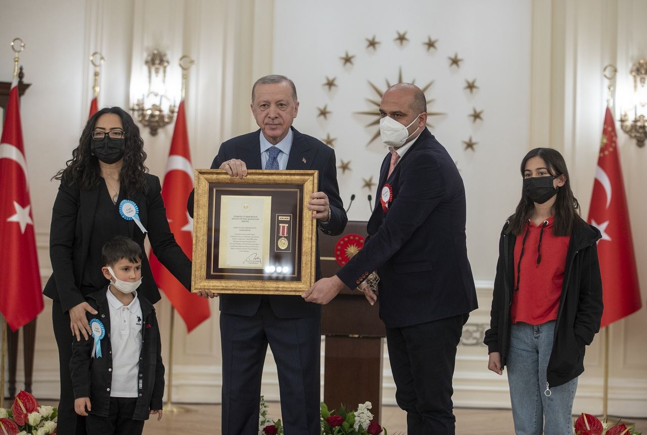 Cumhurbaşkanı Erdoğan, 9 şehit yakınına Devlet Övünç Madalyası verdi! İşte o kahramanlar... 5