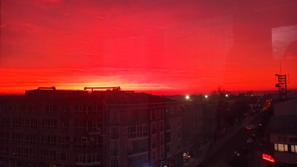 Gökyüzünün rengi mest etti, gören telefona sarıldı 1