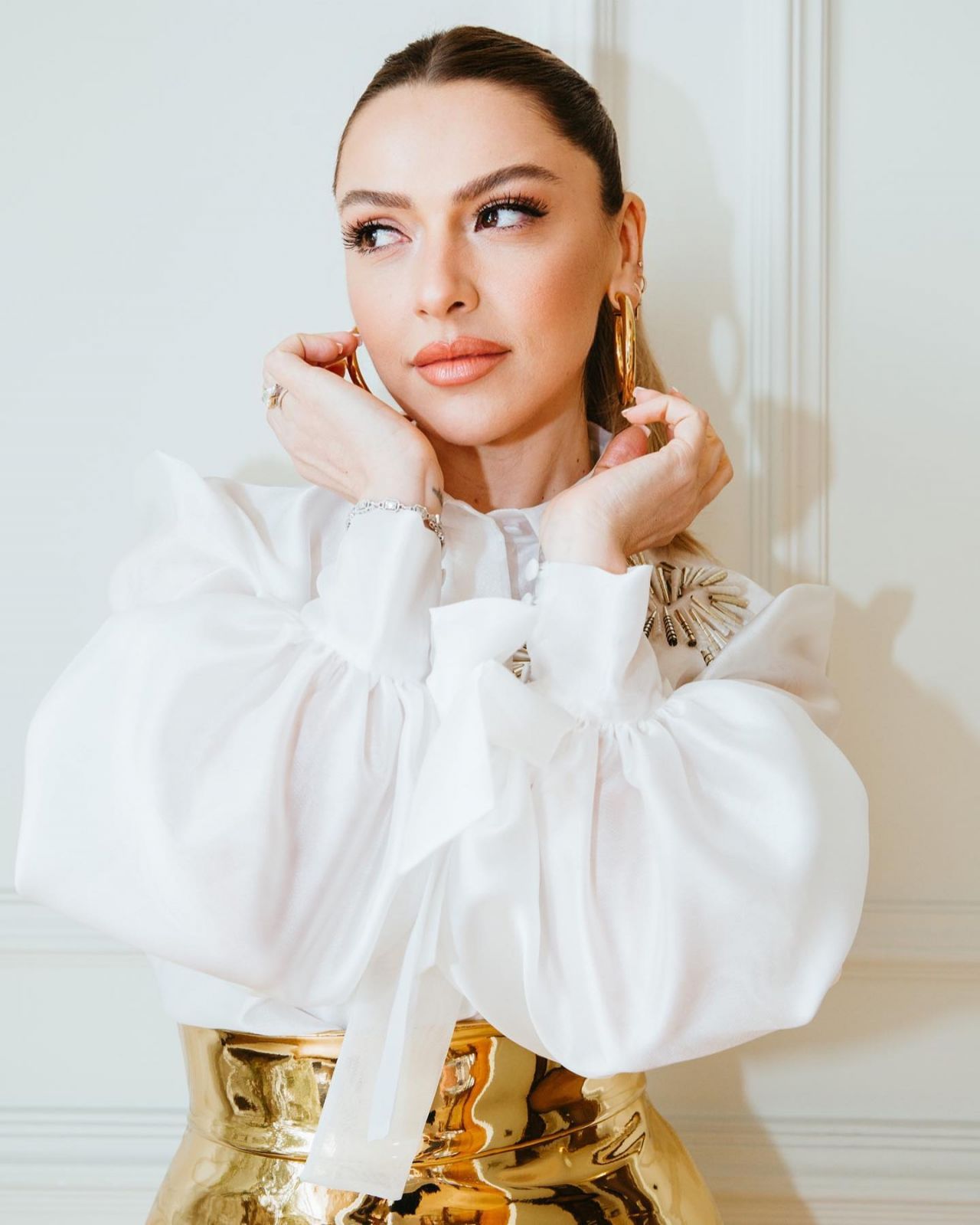 Fazla kilolarından kurtulan Hadise'nin tarzı İstanbul Moda Haftası'na damga vurdu 9