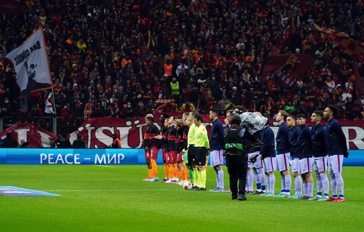 "Traore, Aubameyang, hepsi dönüp dönüp tribünlere bakıyor. Ter Stegen çok rahatsız oluyor." 1