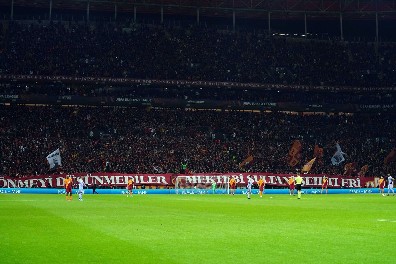 "Traore, Aubameyang, hepsi dönüp dönüp tribünlere bakıyor. Ter Stegen çok rahatsız oluyor." 9