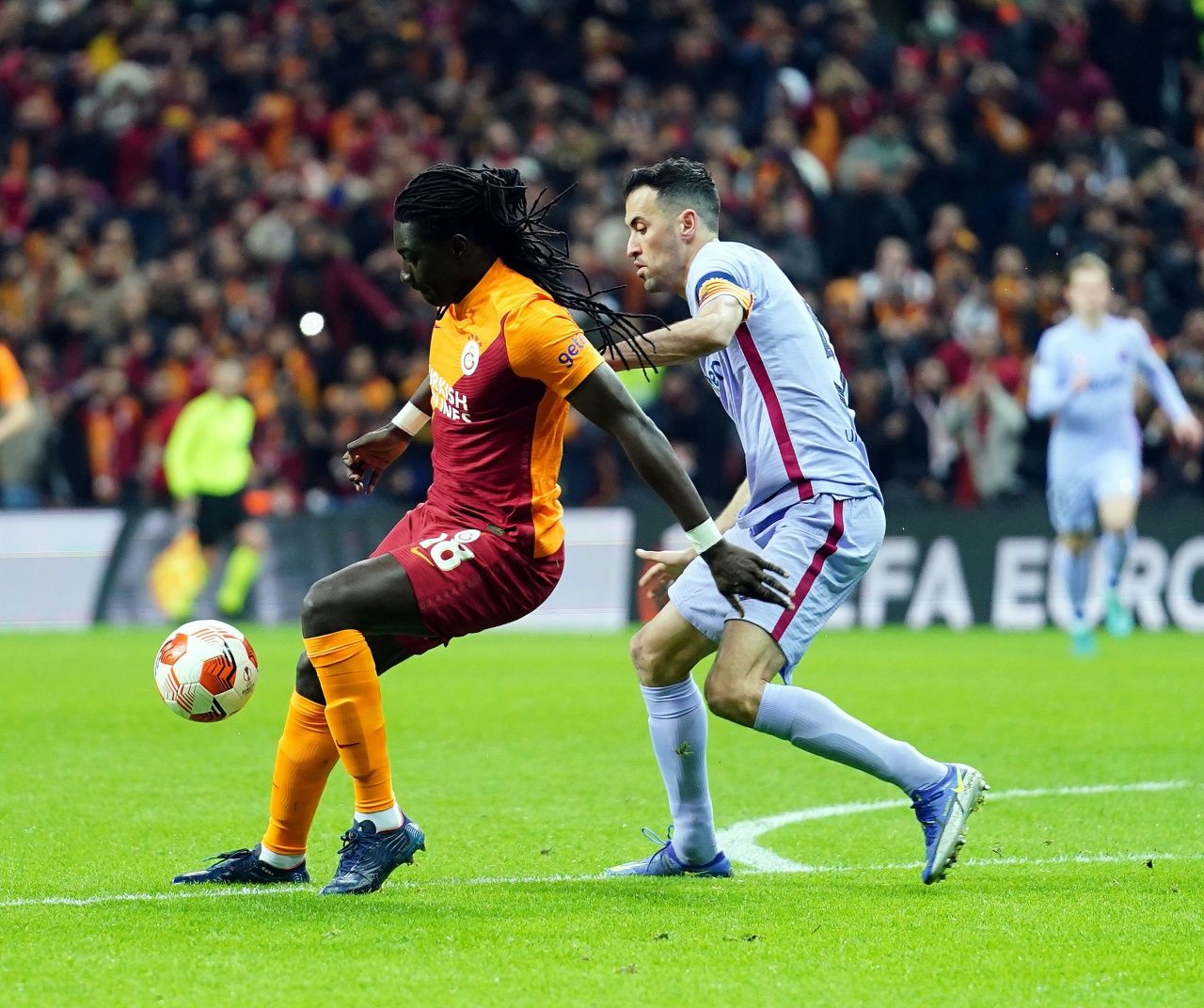 "Traore, Aubameyang, hepsi dönüp dönüp tribünlere bakıyor. Ter Stegen çok rahatsız oluyor." 3
