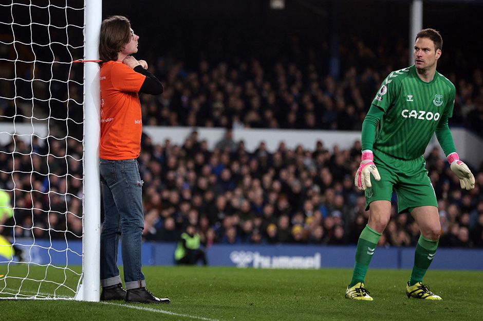 Everton Newcastle United maçında eylem yapayım derken boğulup ölecekti! 1
