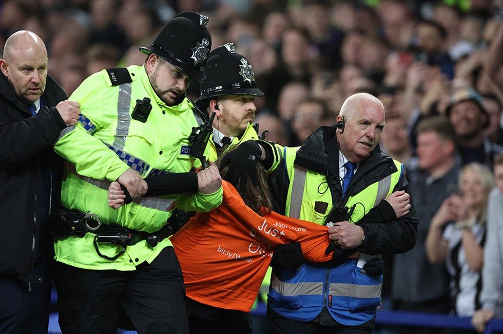 Everton Newcastle United maçında eylem yapayım derken boğulup ölecekti! 9