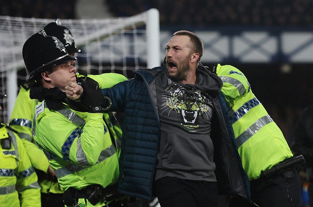 Everton Newcastle United maçında eylem yapayım derken boğulup ölecekti! 10
